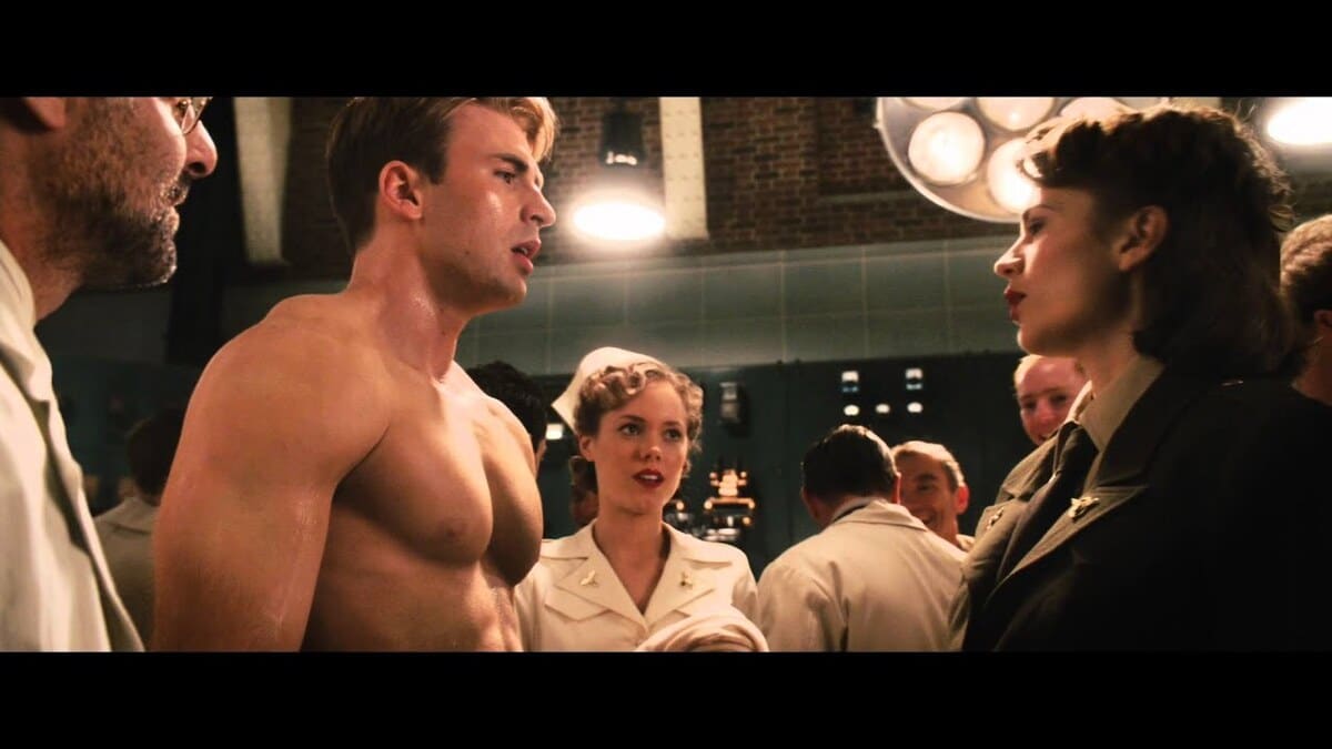 Mollie Fitzgerald em cena de "Capitão América: O Primeiro Vingador" (Foto Reprodução/Internet)