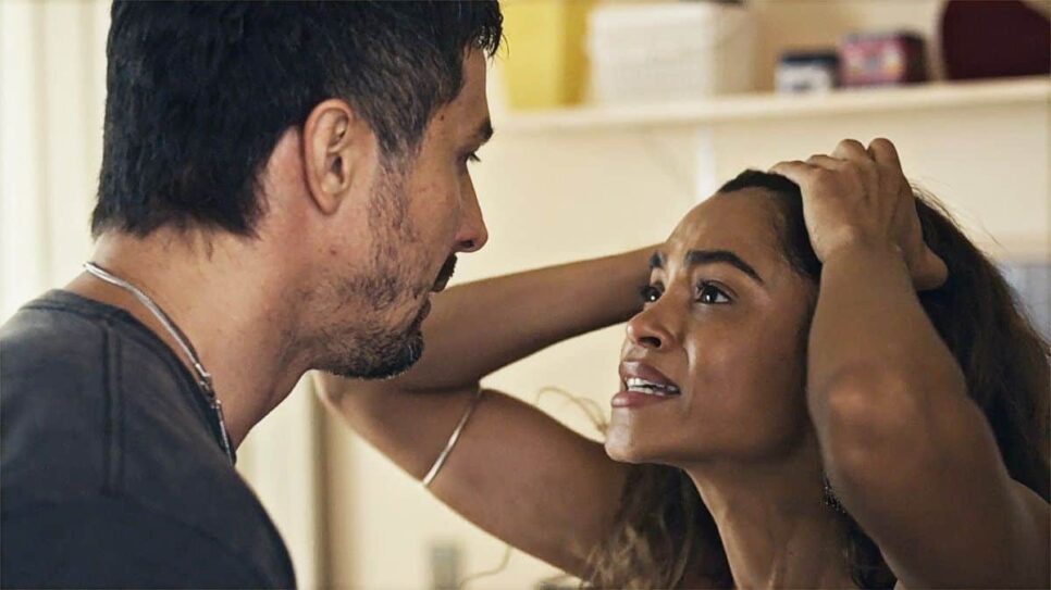 Travessia: Brisa volta com Oto, engravida e verdade vem à tona (Foto: Reprodução)