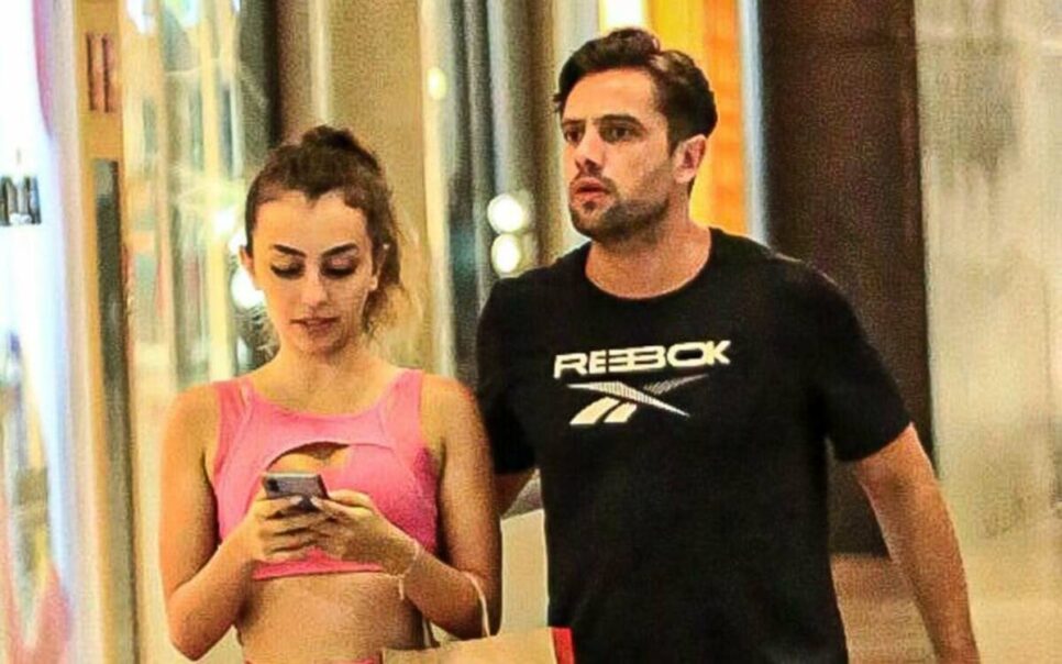 Rafael Cardoso da Globo e nova namorada Vivian Linhares em shopping