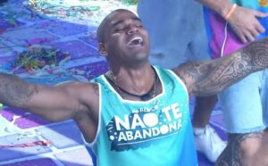 Cezar Black se emocionou durante o show de Saulo Fernandes na festa do BBB23 (Foto: Reprodução / Globoplay)