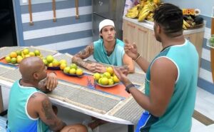 Fred Nicácio e Gabriel discutiram na festa (Foto: Reprodução / Globoplay)