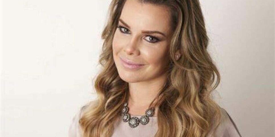 Fernanda Souza revelou o que a fez se apaixonar pela mulher com quem vive relação: "Me ajudou a acolher"