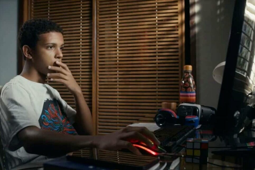 Bomba em Travessia - Viciado em games, Theo surta e abandona a família (Foto: Reprodução / Globo)