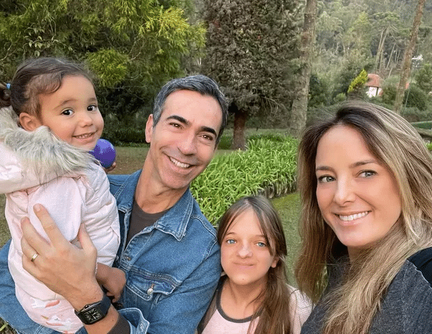 César Tralli com a esposa, Ticiane Pinheiro, a filha, Manuella, e a enteada, Rafaella Justus (Foto Reprodução/Instagram)