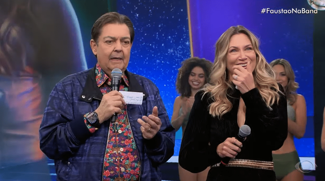 Faustão e Anne Lottermann, no programa "Domingão do Faustão" se emocionaram com relato emocionante no "Arquivo Confidencial" (Foto Reprodução/Youtube)