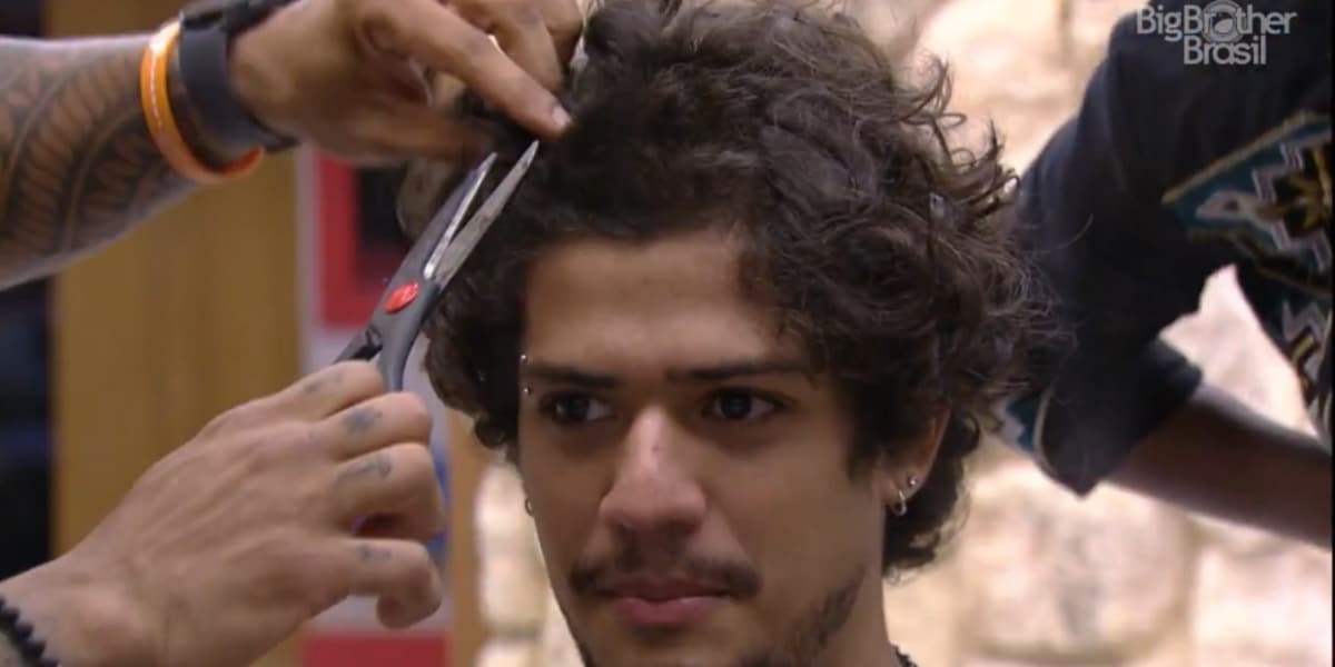 BBB23: Gabriel Santana corta o cabelo após a eliminação de Tina no paredão (Foto Reprodução GShow)