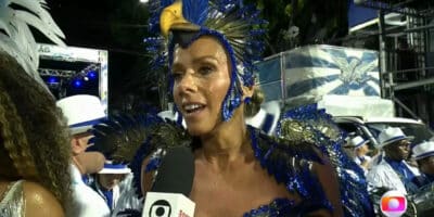 Imagem do post Adriane Galisteu rebate críticas sobre sua depilação em desfile de carnaval: “Sempre tive perna cabeluda”