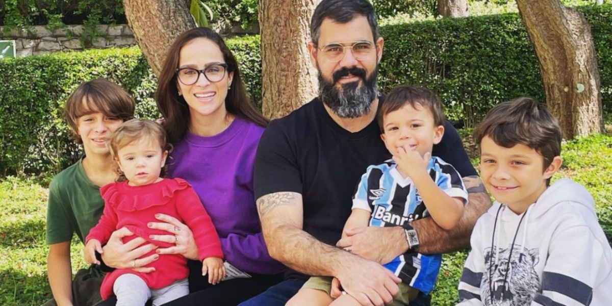 Juliano Cazarré com os filhos (Imagem Reprodução Internet)