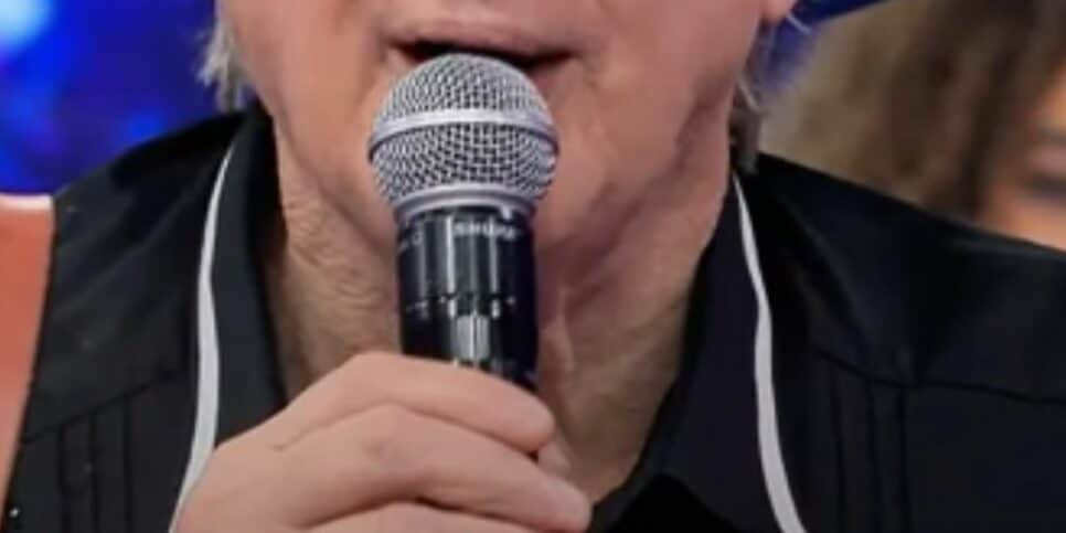 Cantor famoso sobrevive a 3 quedas de avião e relata drama profundo: "Motor parou"