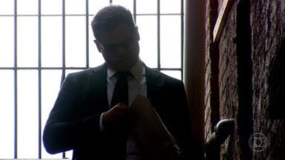 Cena do personagem Norton (Alexandre Schumacher) em novela (Foto: Reprodução/ A Favorita/ Globo)