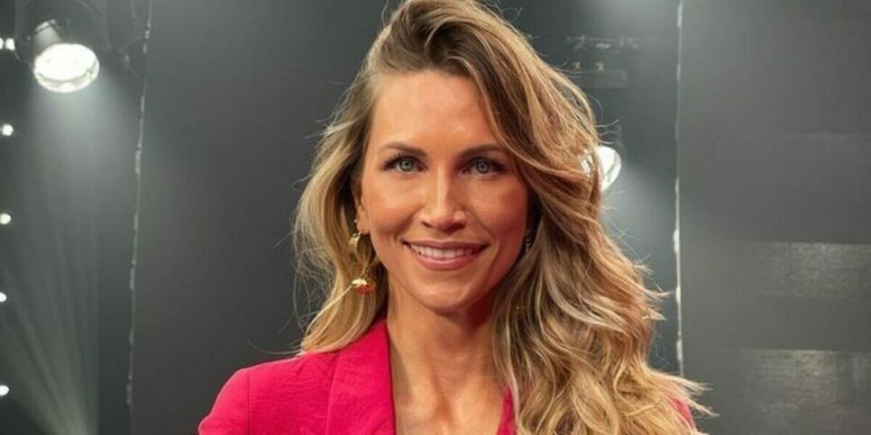Fotos de Anne Lotterman de biquíni fininho prova que ela é uma das mulheres mais lindas do país