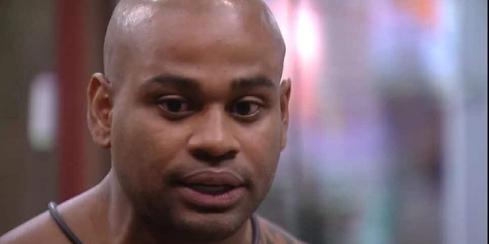 BBB 23: Cezar Black apela por perdão de Marvvila após treta: 'Não maltrato ninguém'
