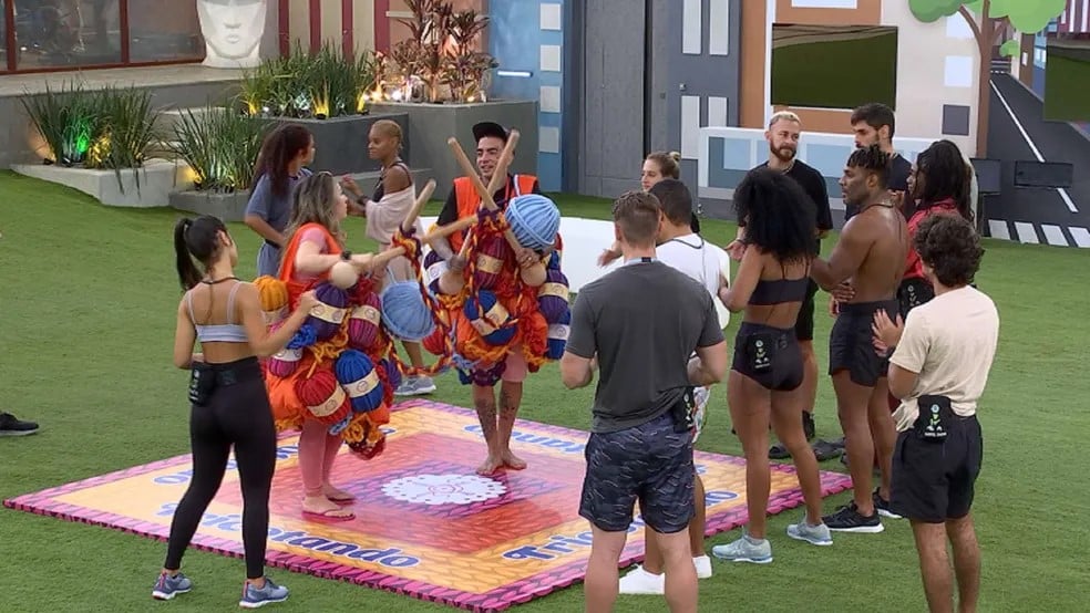 Amanda e MC Guimê cumprem o Castigo do Monstro no BBB23 (Foto: Reprodução/Globo)