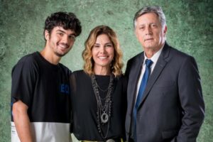 Família do personagem de Eduardo Galvão na novela Bom Sucesso (Foto: Reprodução / Globo)