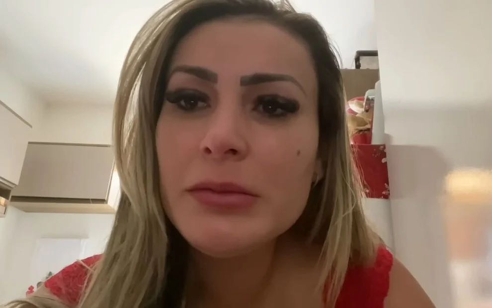 Andressa Urach chora longe do filho após ser expulsa de casa