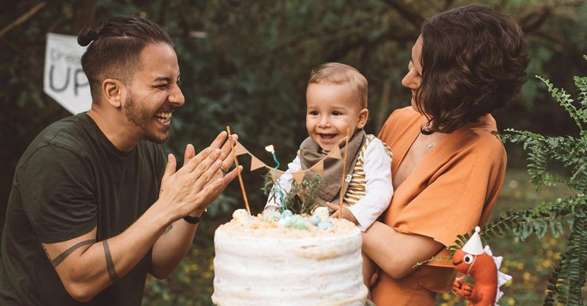 O irmão de Sandy Leah ao lado da esposa e do filho, em raro registro que se mostrou o rosto do herdeiro