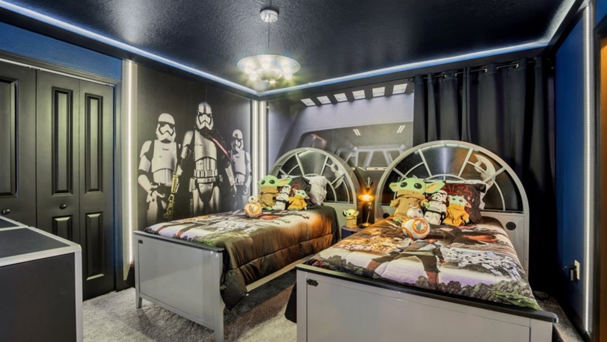 Um dos quartos com temática Star Wars na casa de Simone Mendes