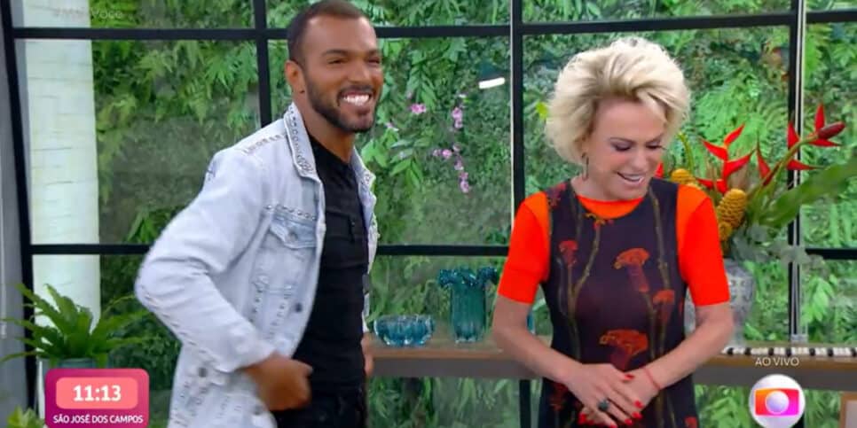 Ana Maria pede para ver tanquinho de Richarlyson e passa a mão nele (Imagem Reprodução Globo)