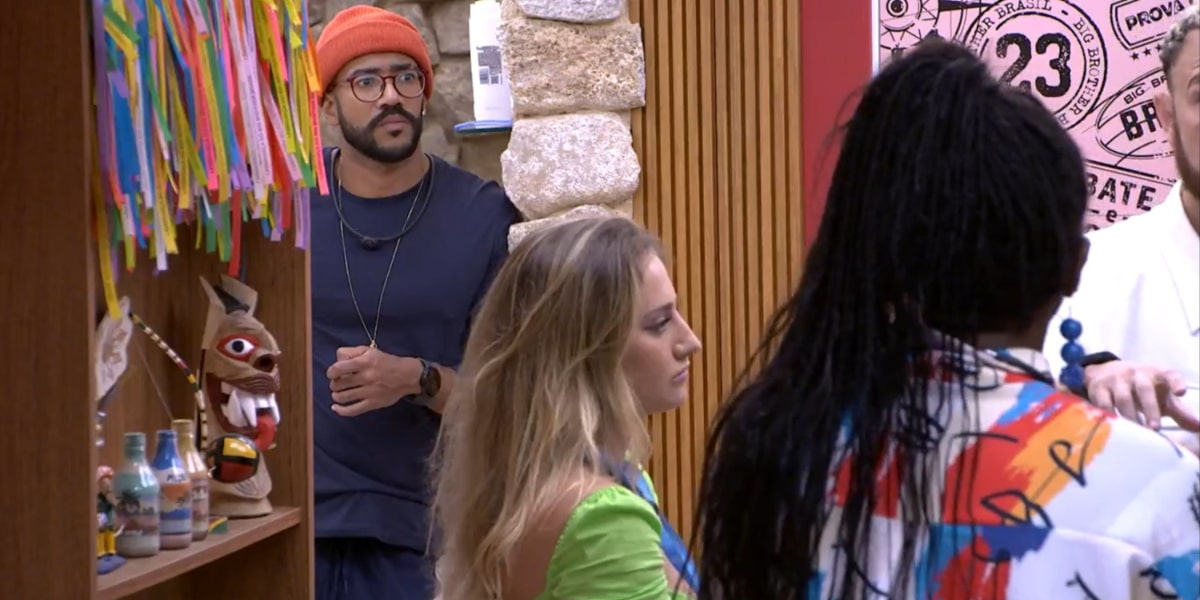 BBB23: Fred conversa com Sara, Bruna Marvvila e Gabriel Santana e Ricardo escuta (Imagem Reprodução Globo)