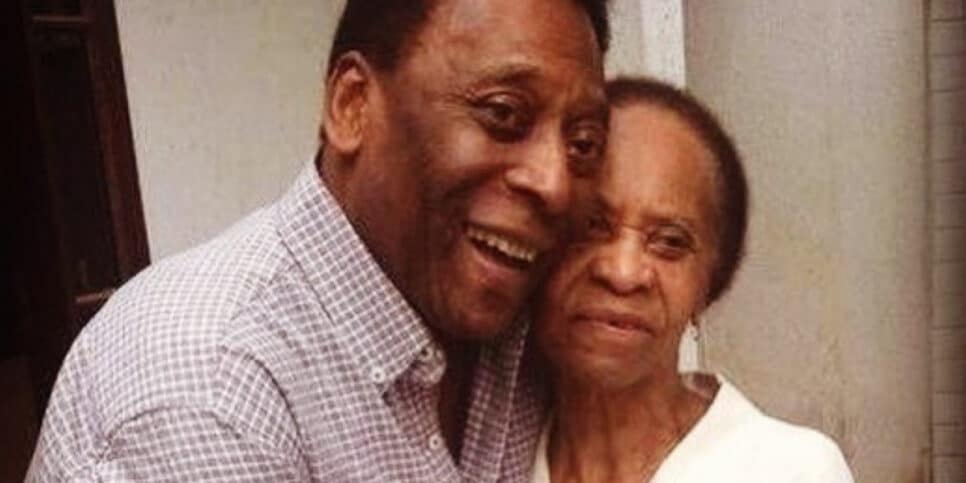 Dona Celeste, mãe de Pelé, doou diamante feito com cabelo do jogador (Imagem Reprodução Internet)