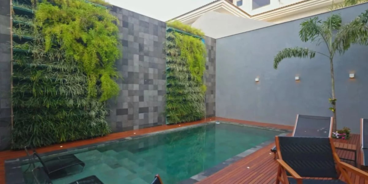 Área externa: piscina da mansão de Sthefany Brito (Imagem Reprodução Youtube)