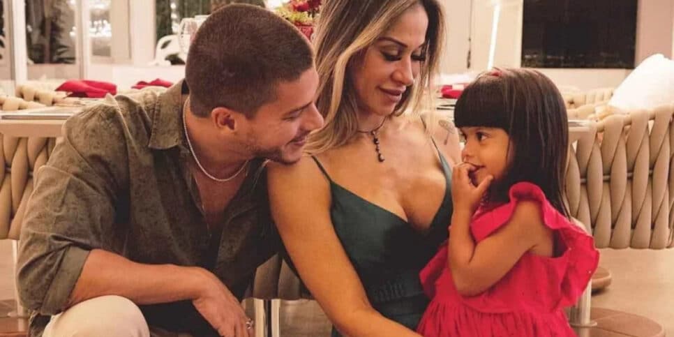 Após polêmica, Maíra Cardi desmente posicionamento de Arthur Aguiar sobre filha: 'Avisei'
