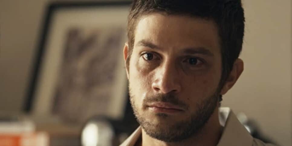 Ari (Chay Suede) em Travessia (Foto: Reprodução / Globo)