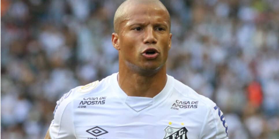 Torcida dos Santos se choca com situação de Carlos Sánchez (Imagem Reprodução Internet)