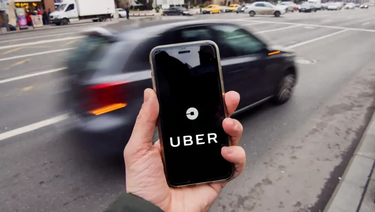 Aplicativo da Uber sendo usado no celular