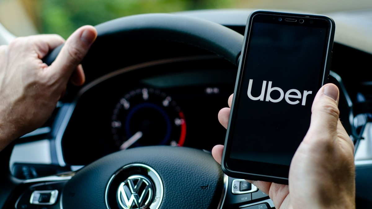 Motorista trabalhando com o aplicativo da Uber