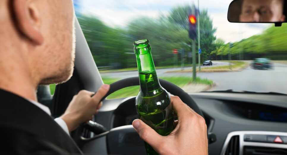 Motorista bebe álcool na direção