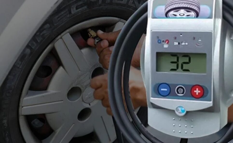 Bomba de ar de posto de abastecimento fazendo calibragem de pneus