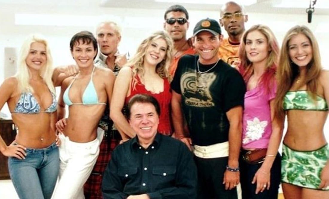 Silvio Santos e o elenco da primeira Casa dos Artistas 