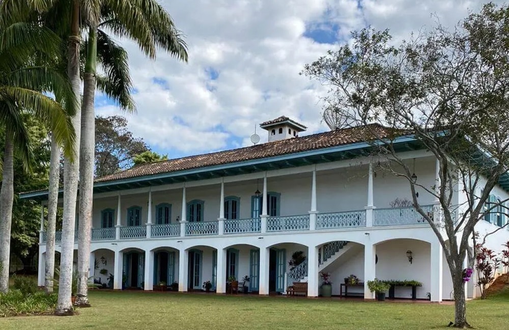 A imensão mansão da fazenda da contratada da Globo