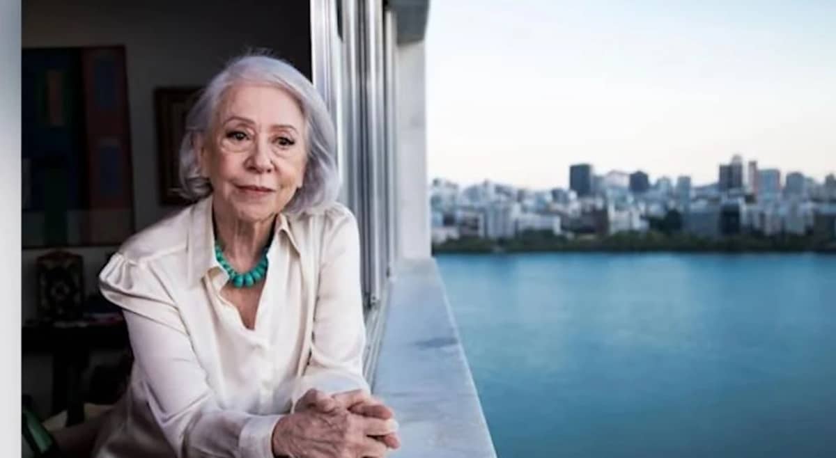 Fernanda Montenegro na sacada de seu apartamento de luxo com vista para o mar