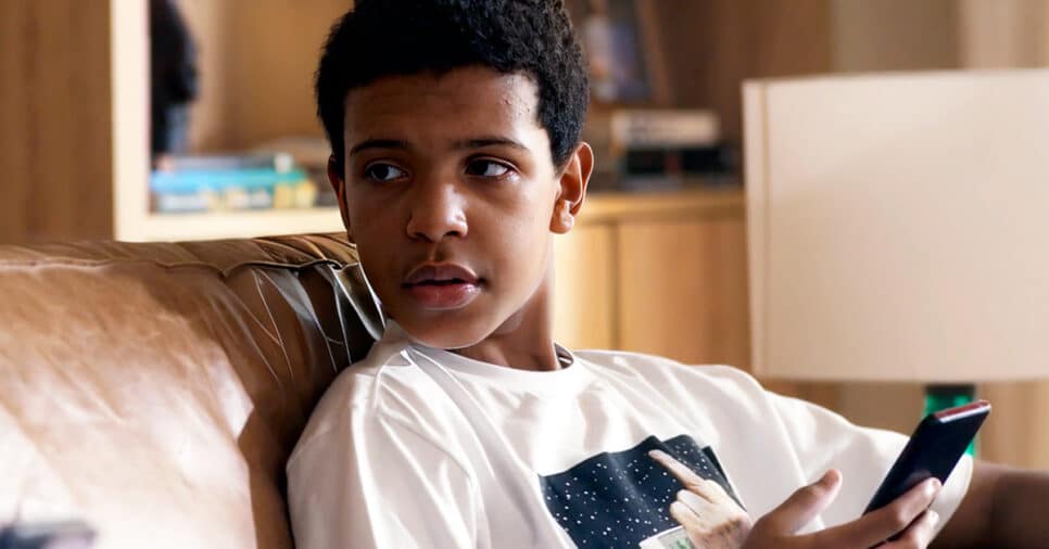 Travessia: Theo gasta fortuna em compras de armas e extrapola com fuga