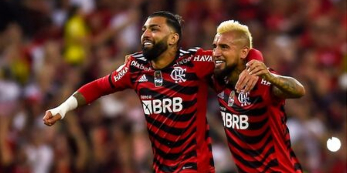 Gabigol e o seu companheiro de time Vidal (Foto: Reprodução)