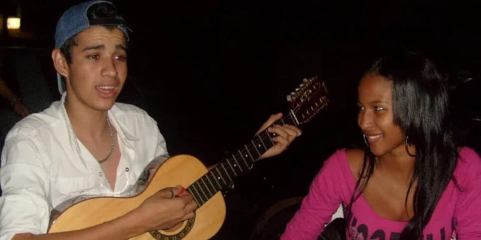 Gusttavo Lima em foto antiga ao lado de Rejane Montelo (Foto: Reprodução)