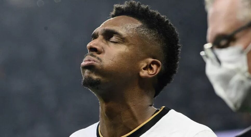 O ex-jogador Jô antes de entrar em campo pelo Corinthians