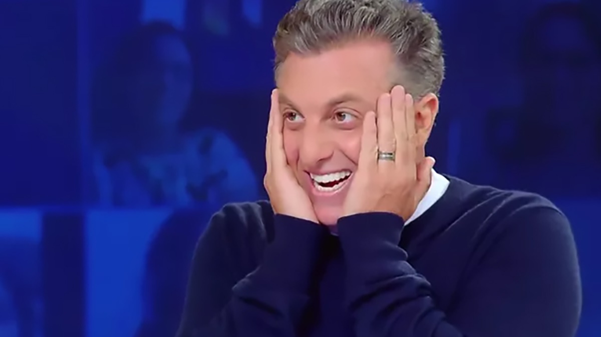 Luciano Huck se diverte no quadro Acredite em Quem Quiser