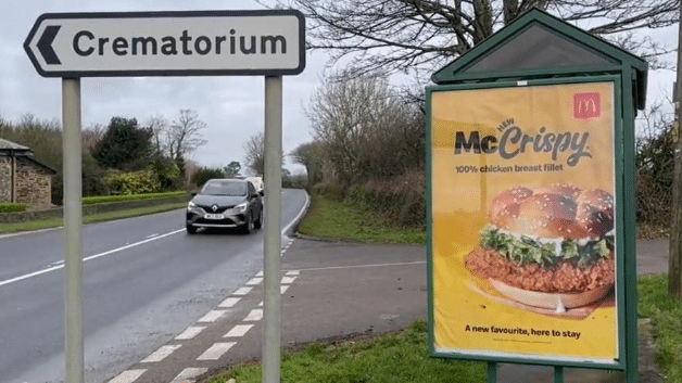 McDonald’s acabou se envolvendo em polêmica por causa de publicidade em estrada (Foto: Reprodução)