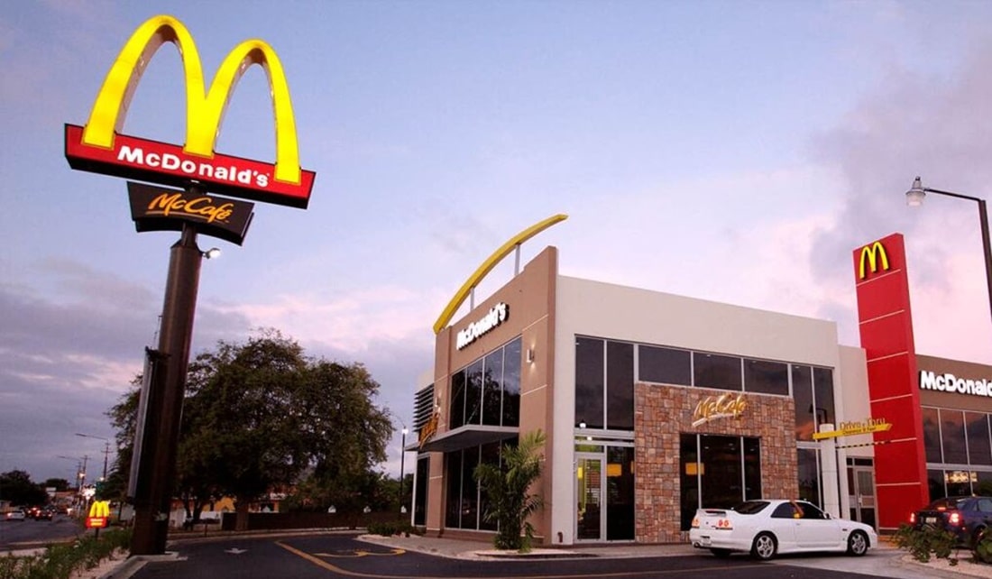 A fachada com a logomarca tradicional do McDonald's conhecida em todo o mundo