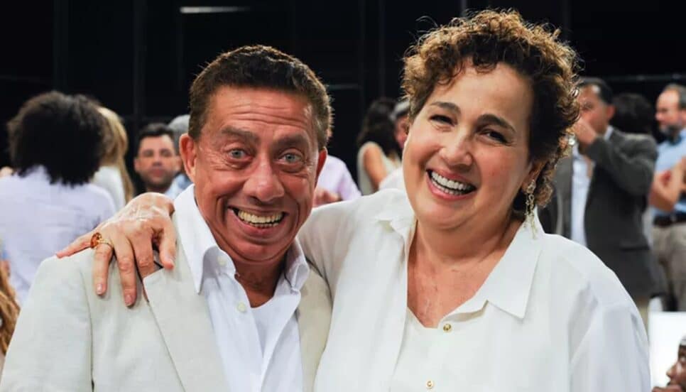 Paulo Silvino e Claudia Jimenez nos bastidores da vinheta de fim de ano da Globo