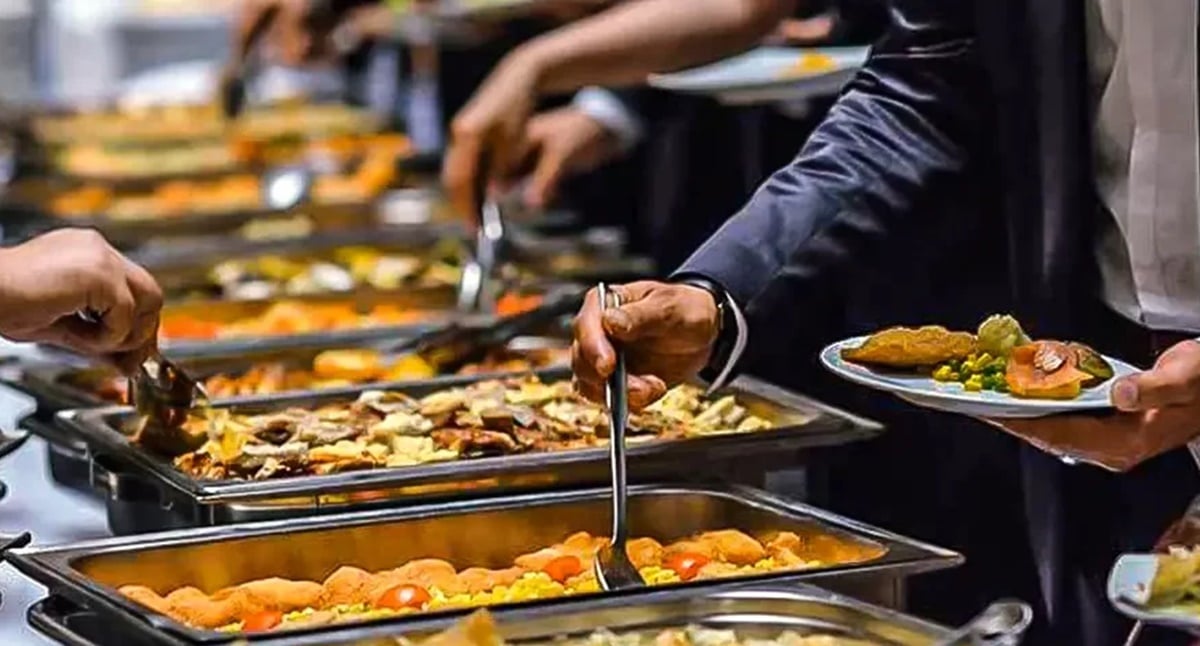 Pessoas se servem no buffet no horário do almoço do trabalho