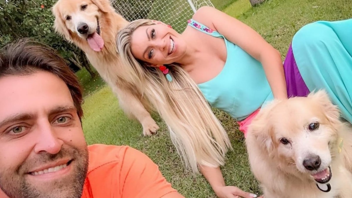 O casal mora junto e são pais de dois Golden Retrievers