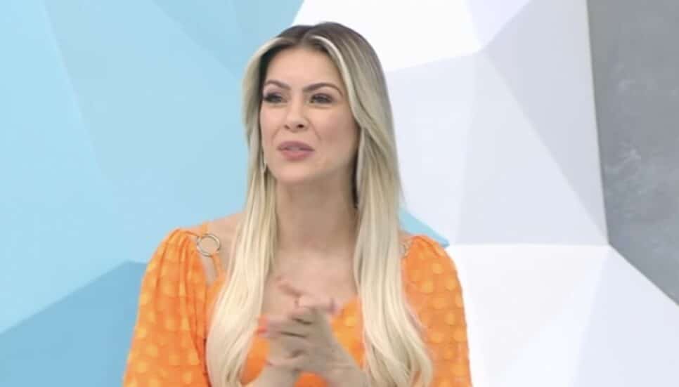 Renata Fan ficou nervosa ao vivo e pediu desculpas