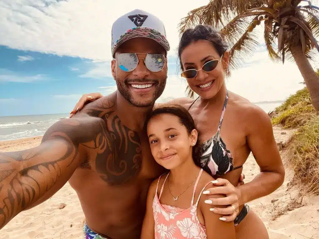 Scheila Carvalho em foto com o marido e a filha (Foto: Reprodução)