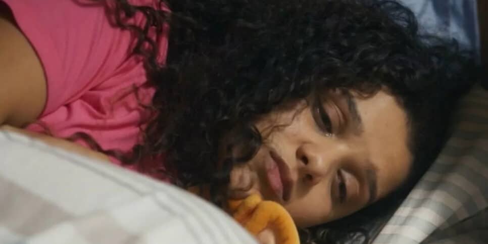 Travessia: Karina entra em pânico com medo de denúncia (Foto: Reprodução)