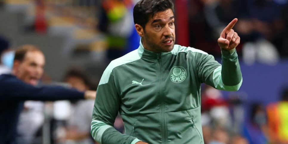 O famoso técnico de futebol do Palmeiras ficará de fora no clássico contra o Santos no Brasileirão (Foto: Reprodução)
