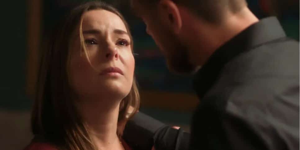 Vai na Fé: Theo expõe tesão com relação de Clara e Helena (Foto: Reprodução)